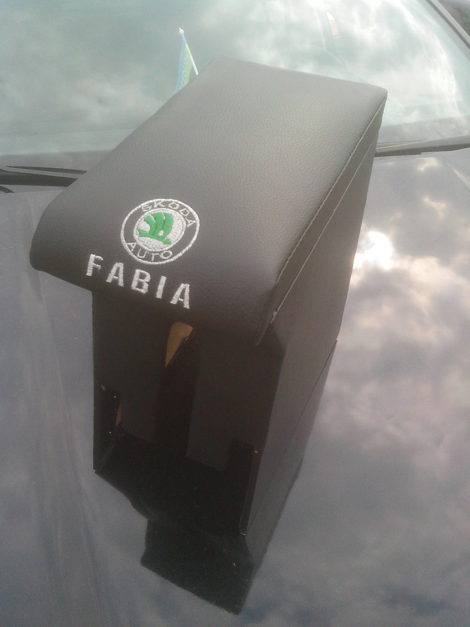 Підлокітник Skoda Fabia 1