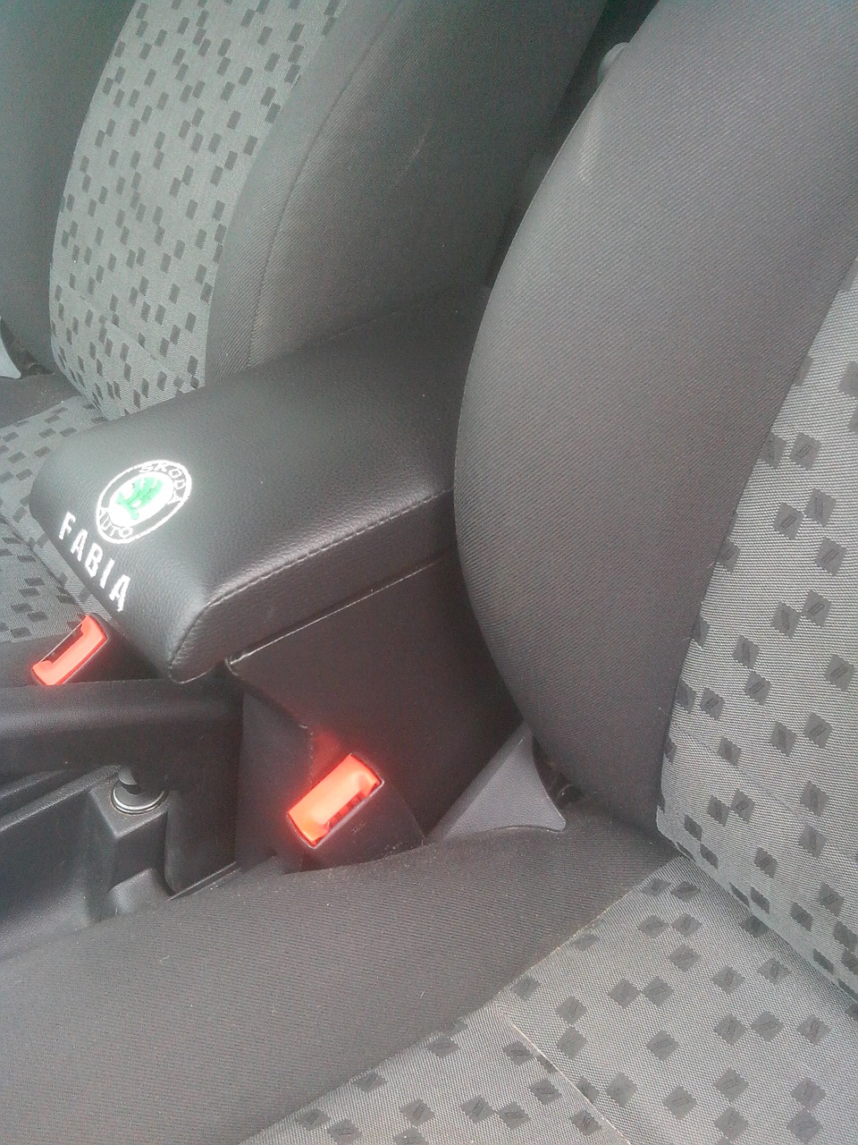 Підлокітник Skoda Fabia 3