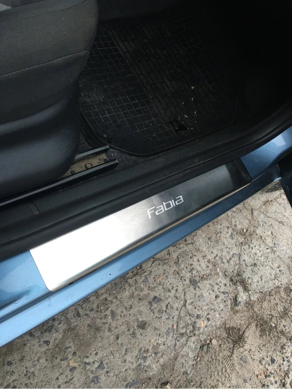 Клеємо накладки на пороги Skoda Fabia 2