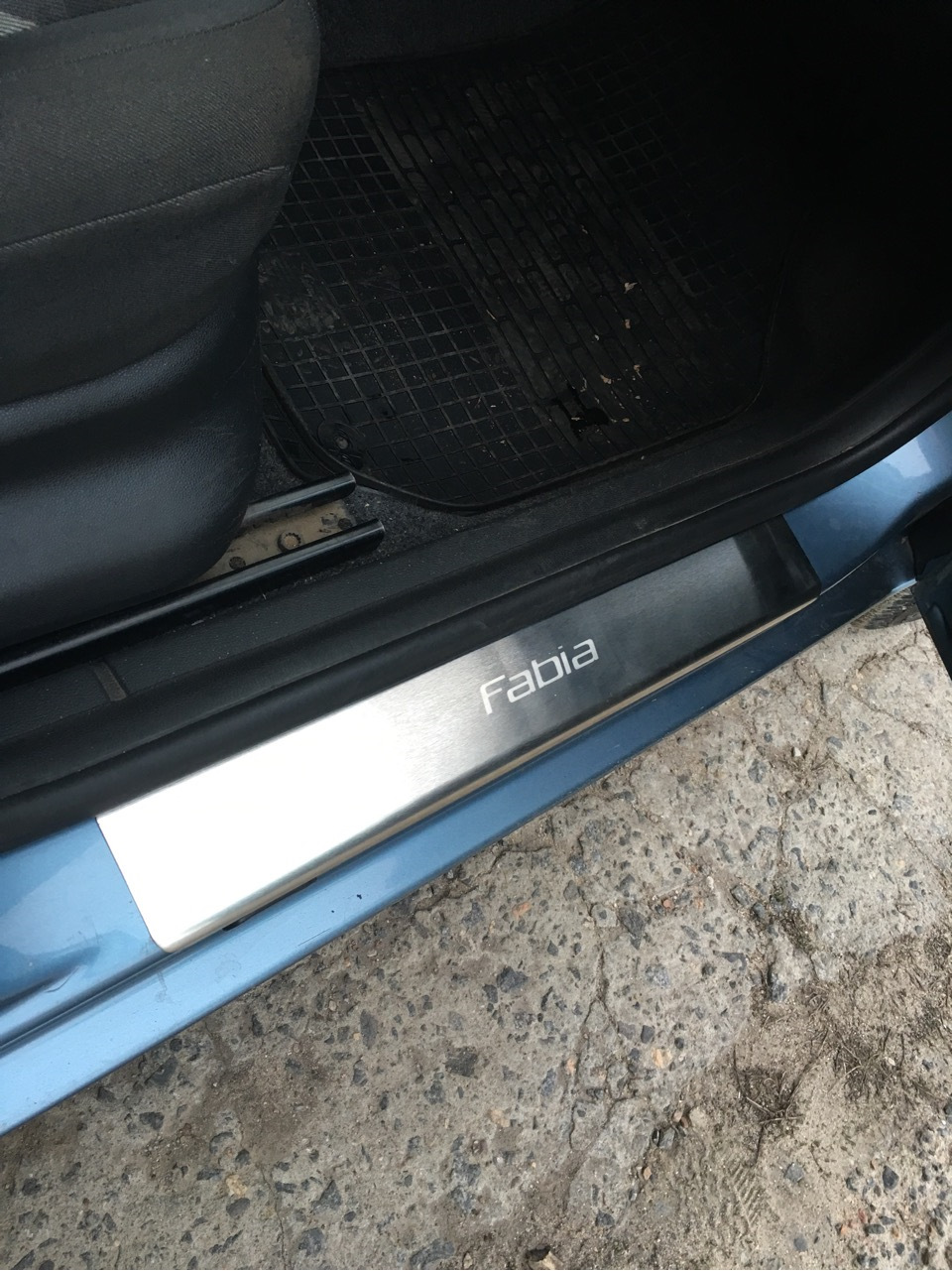 Клеємо накладки на пороги Skoda Fabia 2 1