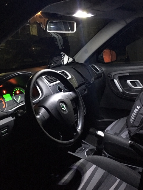 Заміна габаритних вогнів Skoda Fabia 2 5
