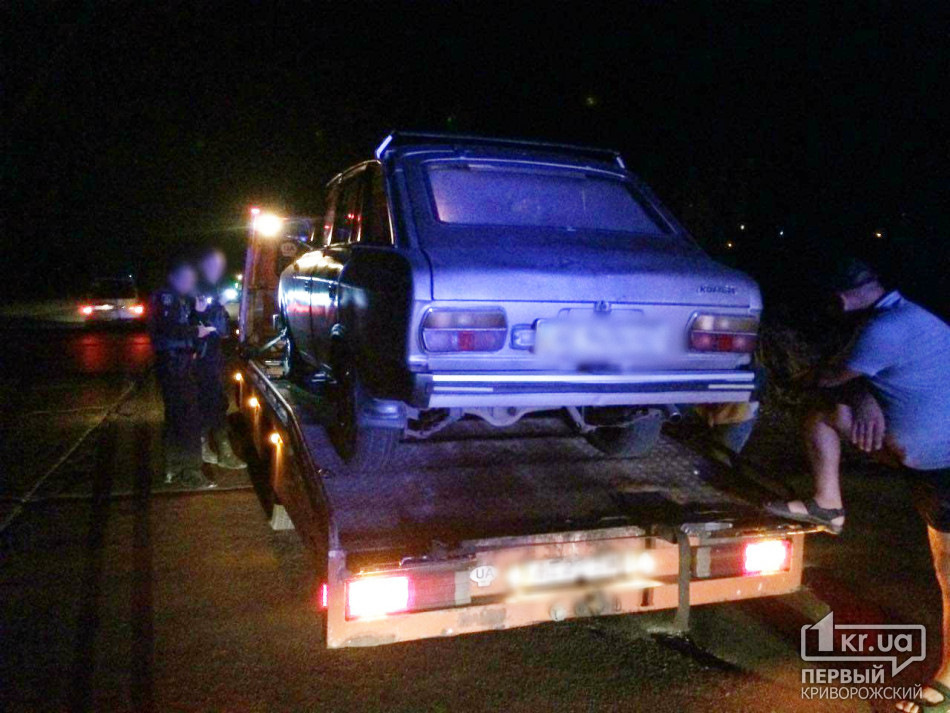 ФОРСАЖ У КРИВОМУ РОЗІ: КОПИ ЗАТРИМАЛИ ЛИХАЧА, ЩО ВИСКАКУЄ З АВТОМОБІЛЯ НА ХОДУ 2