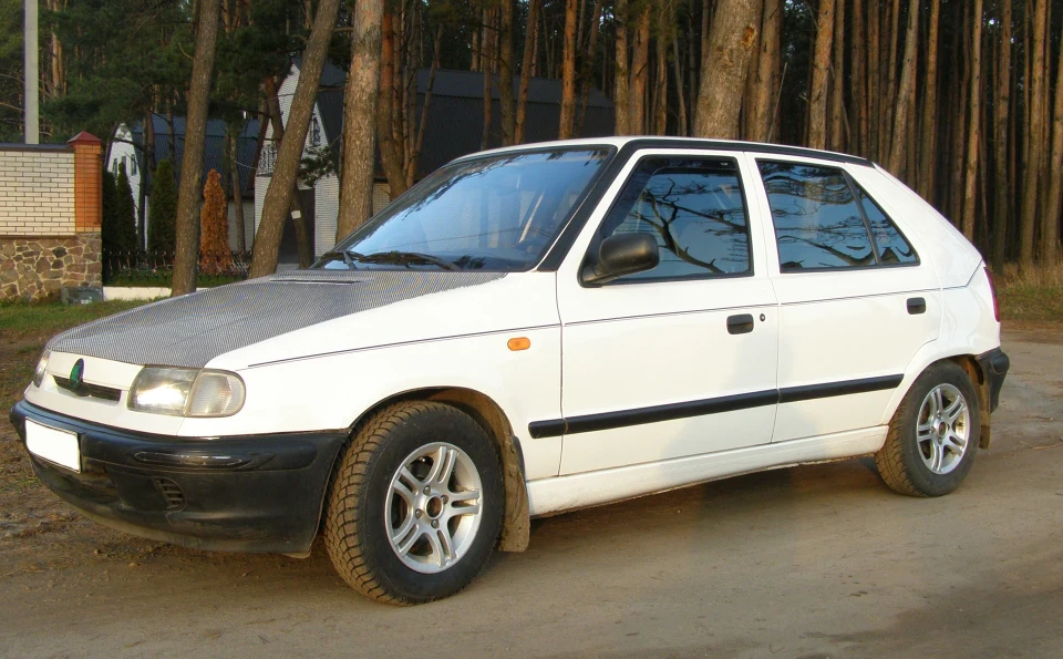 Карбоновий капот