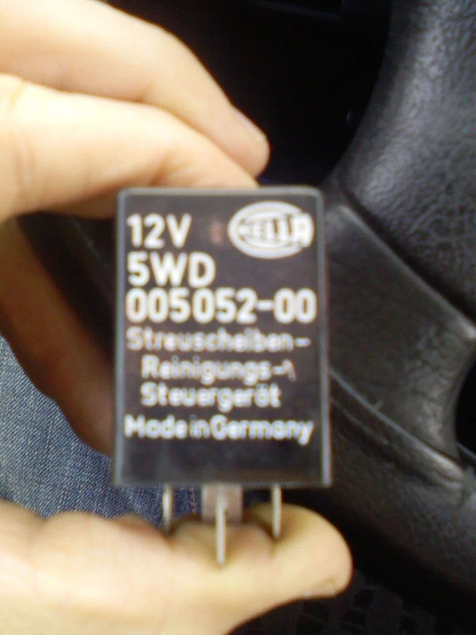 Спрацьовує лівий поворотник при включенні лобового омивача