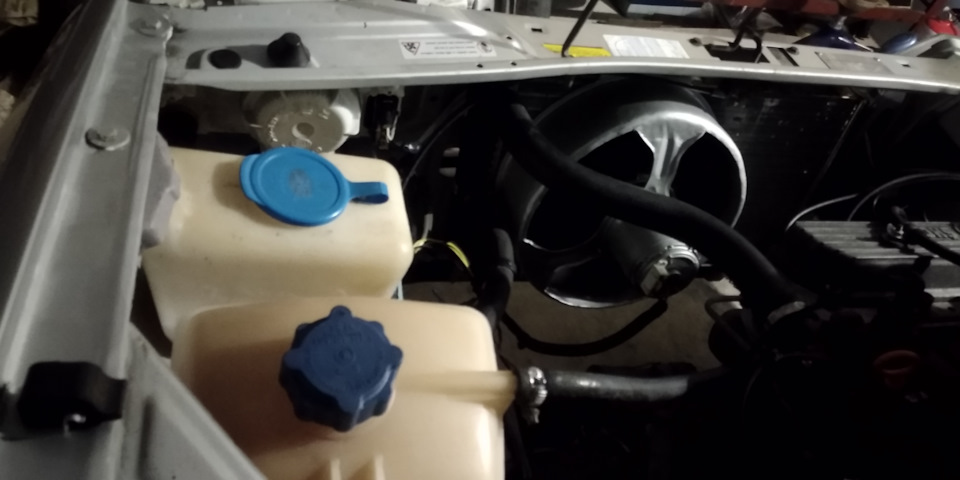 Заміна амортизаторів багажника та встановлення кастомного вентилятора 💨 1
