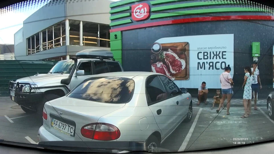 Тільки не клюнув Октаху в дупу, а напередодні Ланос… :)