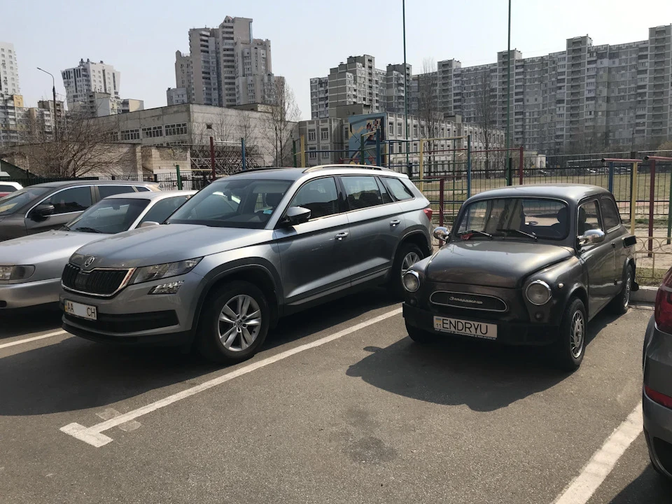 Зустріч друзів на парковці:)