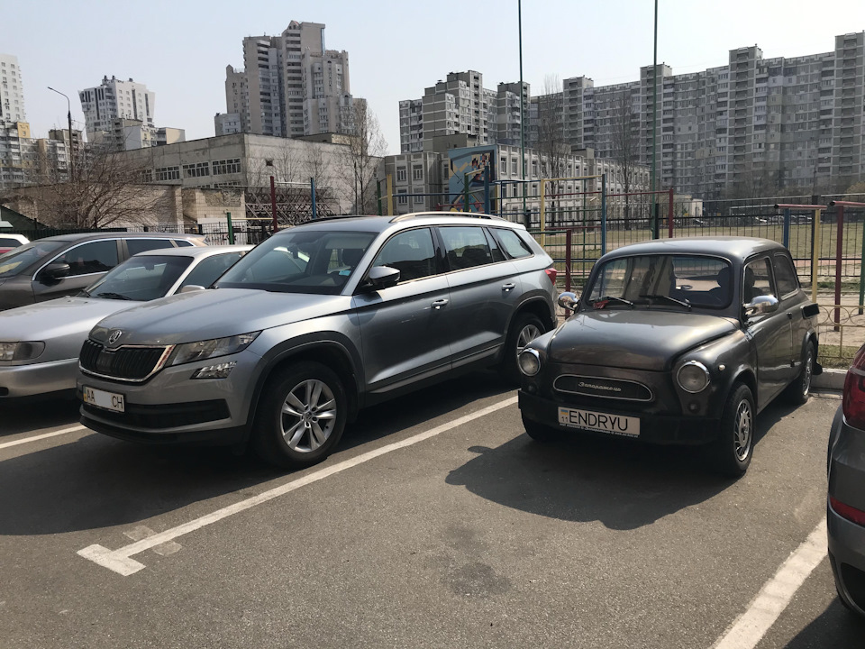 Зустріч друзів на парковці:) 1