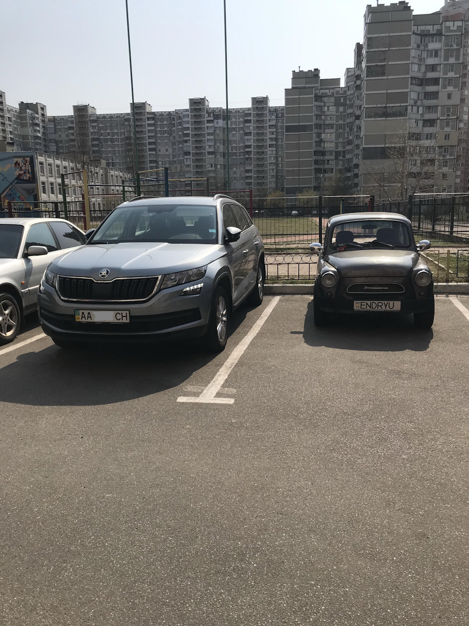 Зустріч друзів на парковці:) 2