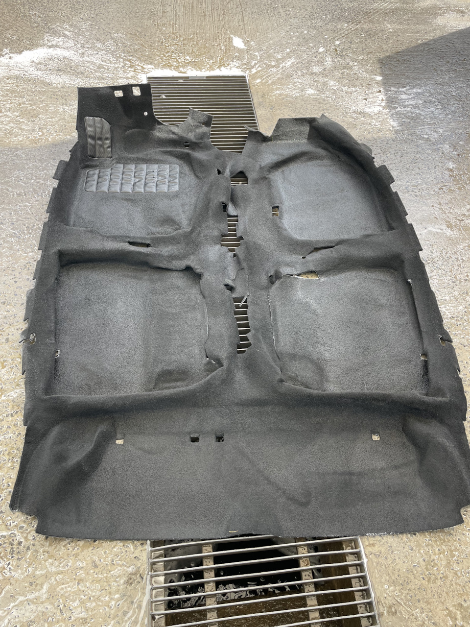 Застелив чорний ковролін. 3