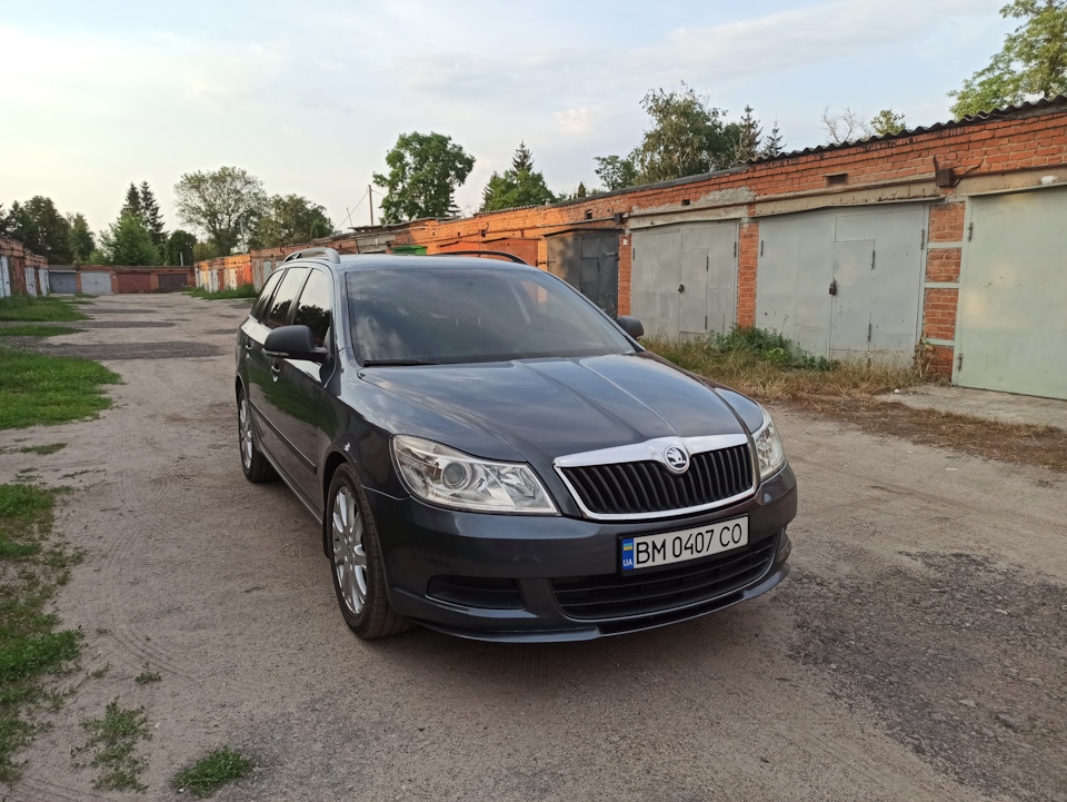 Заміна емблем, встановлення губи seat leon cupra, дверні стійки в чорний мат 3