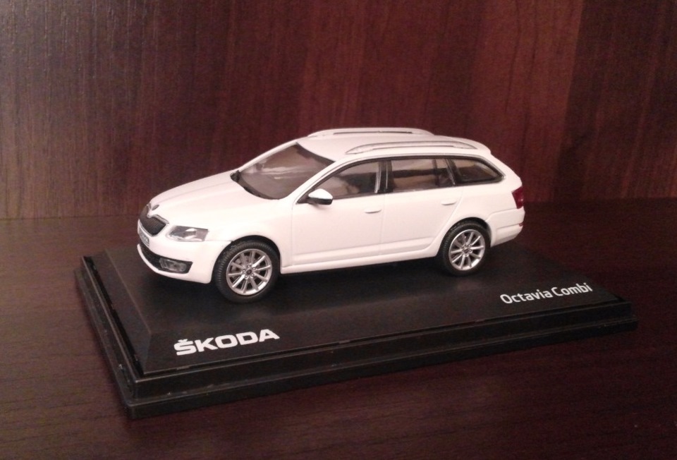 Модель 1:43 Skoda Octavia Combi 3