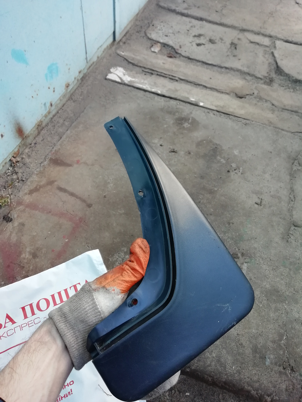 Встановлення оригінальних бризковиків задньої осі. 2