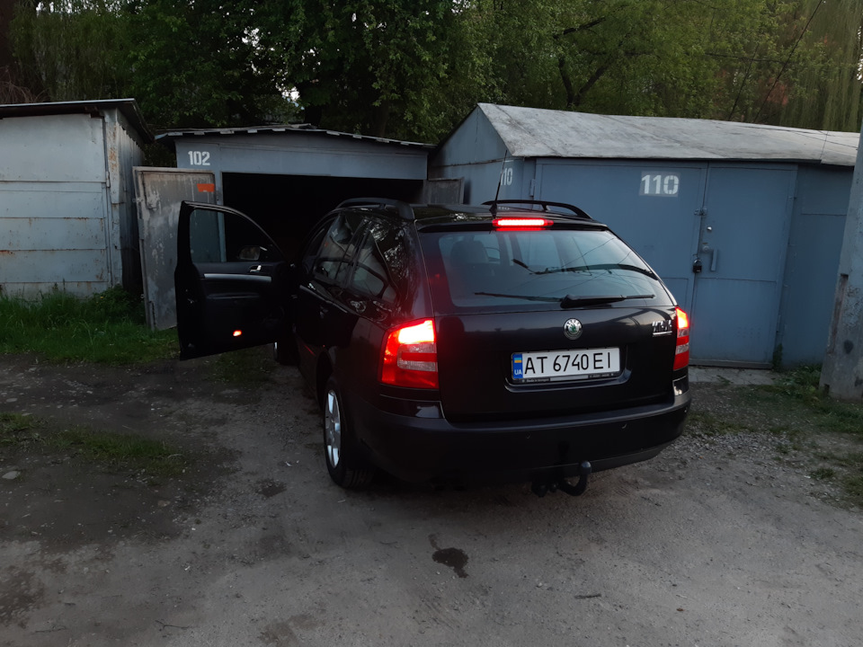 Задній додатковий верхній стоп сигнал Skoda Octavia A5 Combi 3