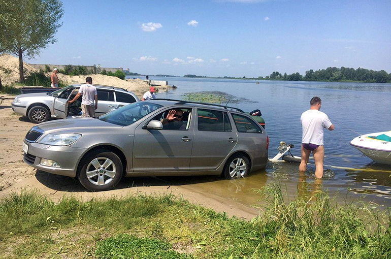 Skoda Octavia для транспортування причепа з човном. 1