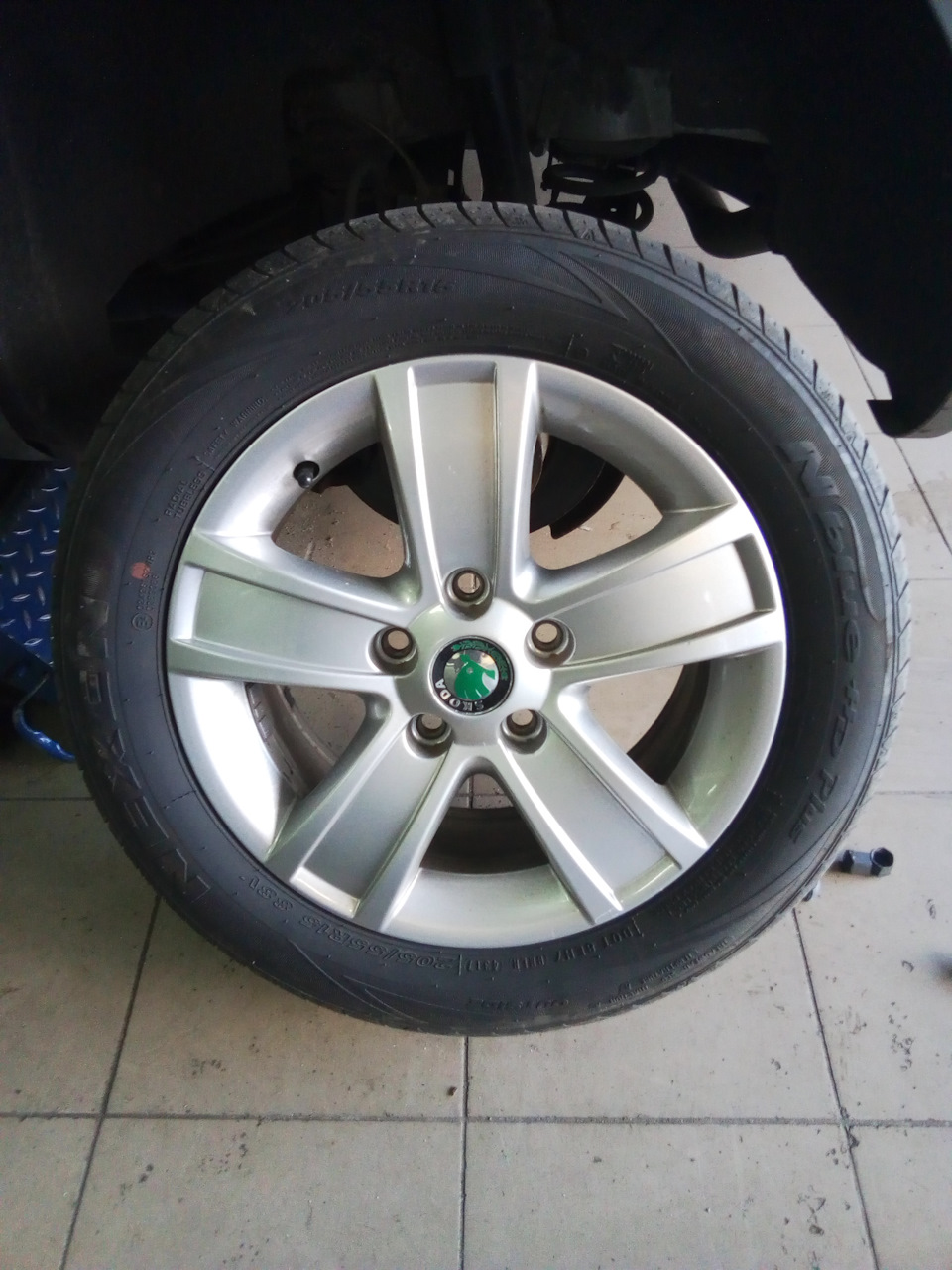 Зимова гума Kumho I`Zen KW31 на Skoda Octavia A5 Arosa 4