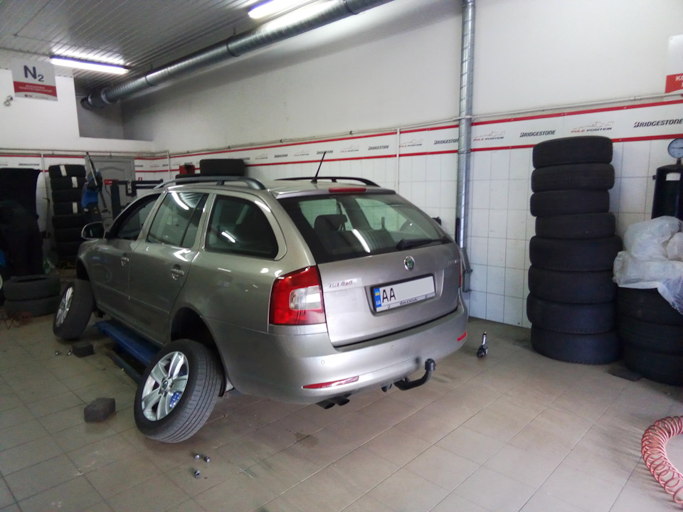 Зимова гума Kumho I`Zen KW31 на Skoda Octavia A5 Arosa 1
