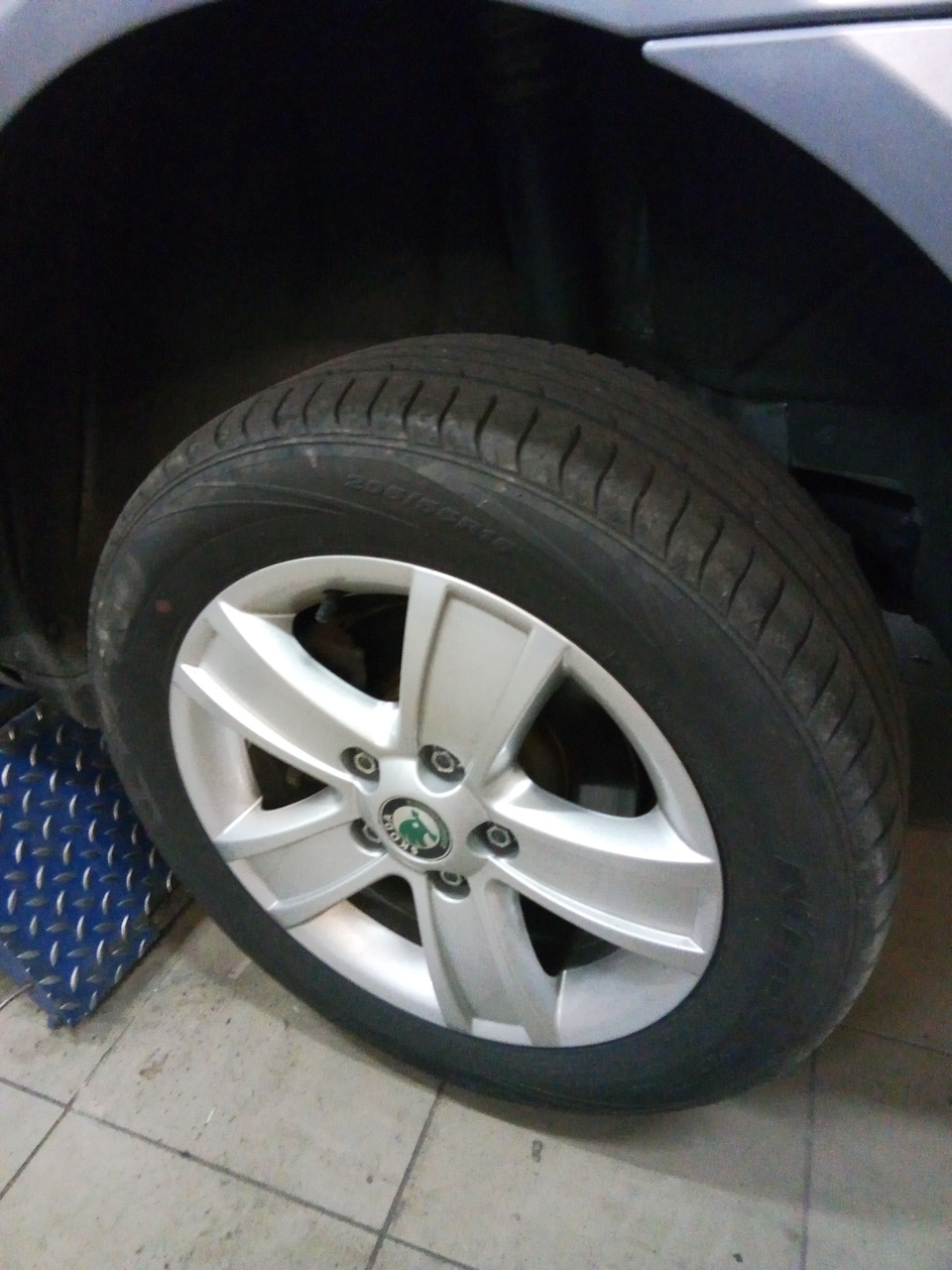 Зимова гума Kumho I`Zen KW31 на Skoda Octavia A5 Arosa 3