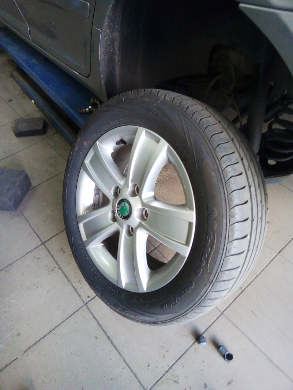Зимова гума Kumho I`Zen KW31 на Skoda Octavia A5 Arosa 5