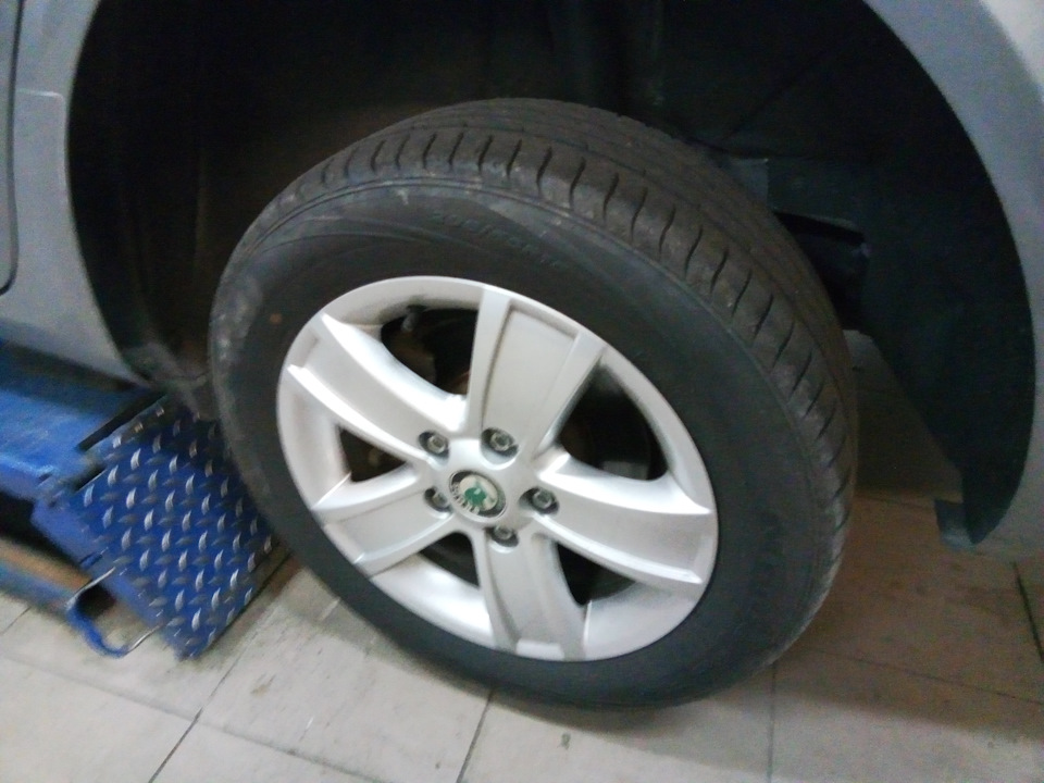 Зимова гума Kumho I`Zen KW31 на Skoda Octavia A5 Arosa 2