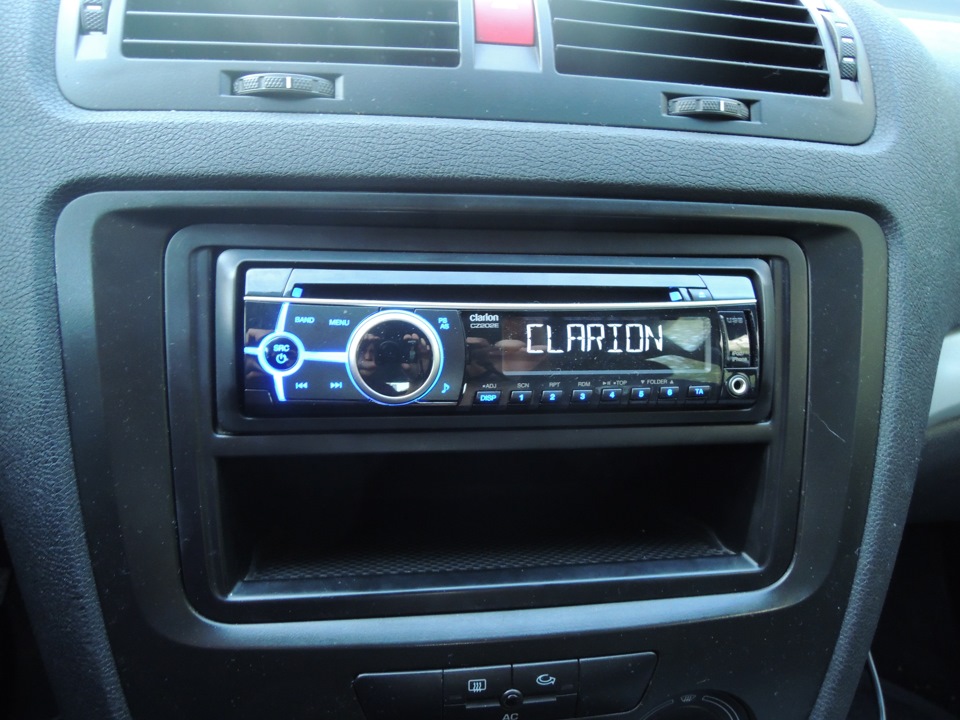 Магнітол. Clarion CZ202E 1