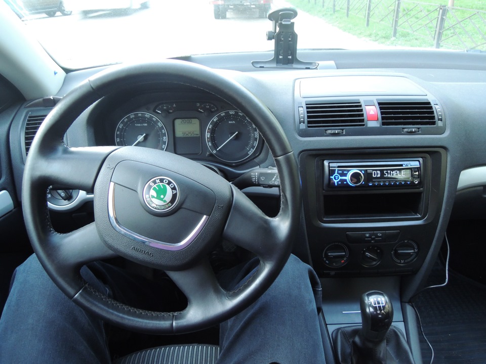 Магнітол. Clarion CZ202E 3