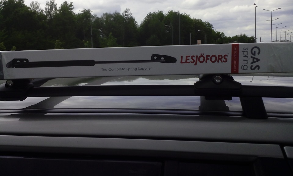 Заміна амортизаторів кришки багажника на LESJÖFORS. 1