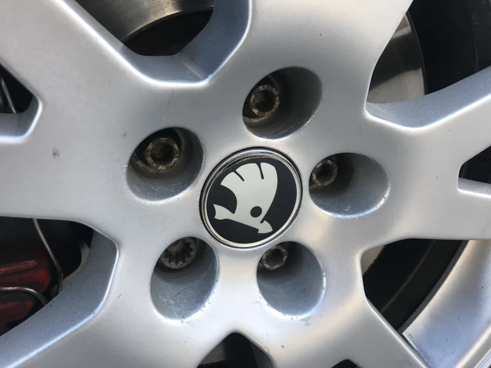 Заміна колісних ковпачків Škoda