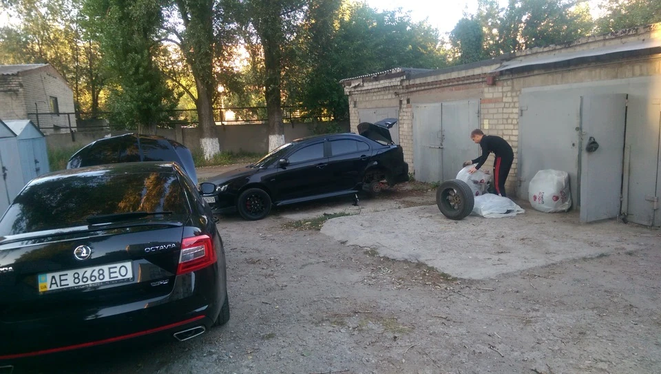 Змінювали на лансері диски на 18