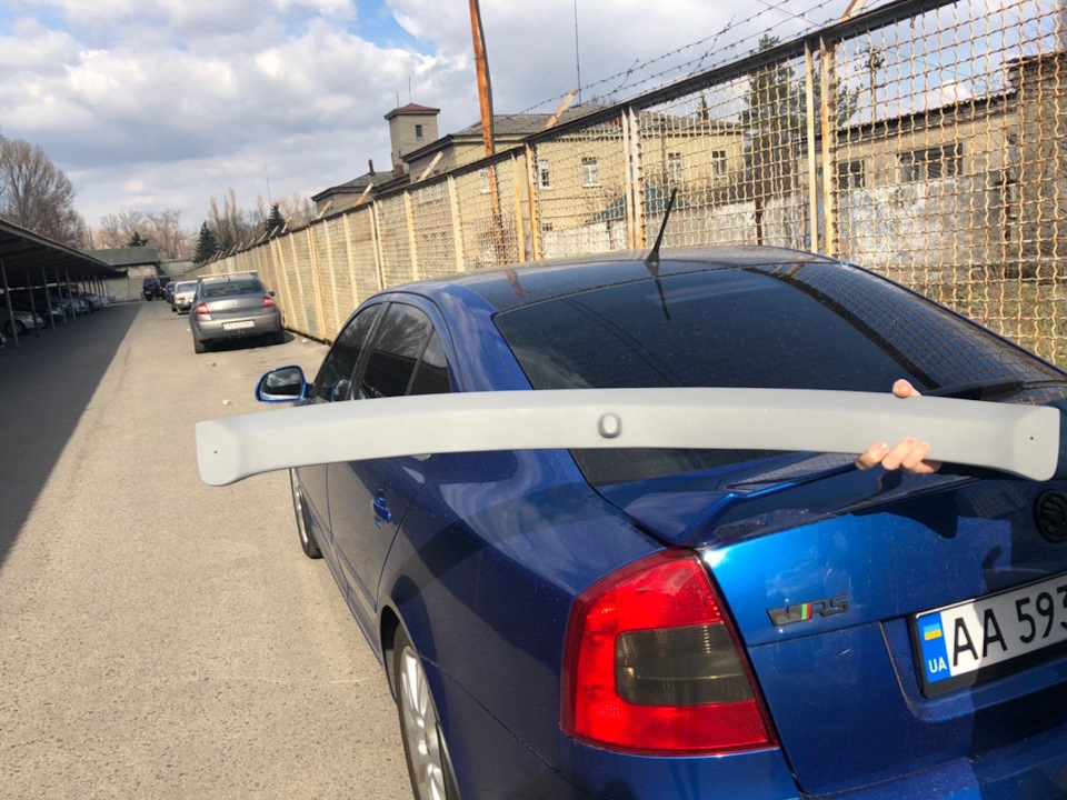 Спойлер на скло 🚘 1
