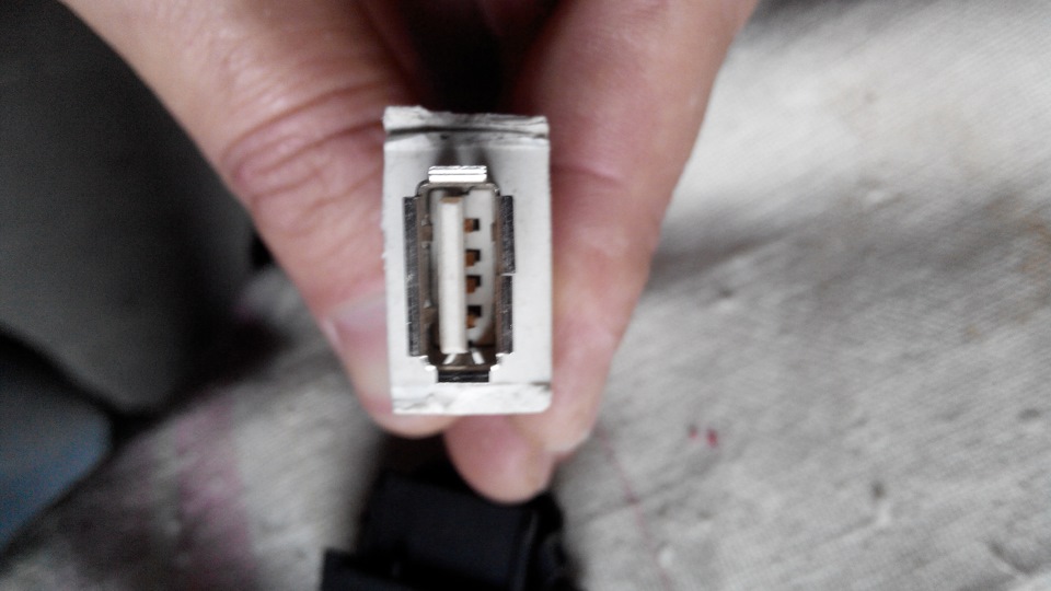 Запилив USB роз'єм замість заглушки 2