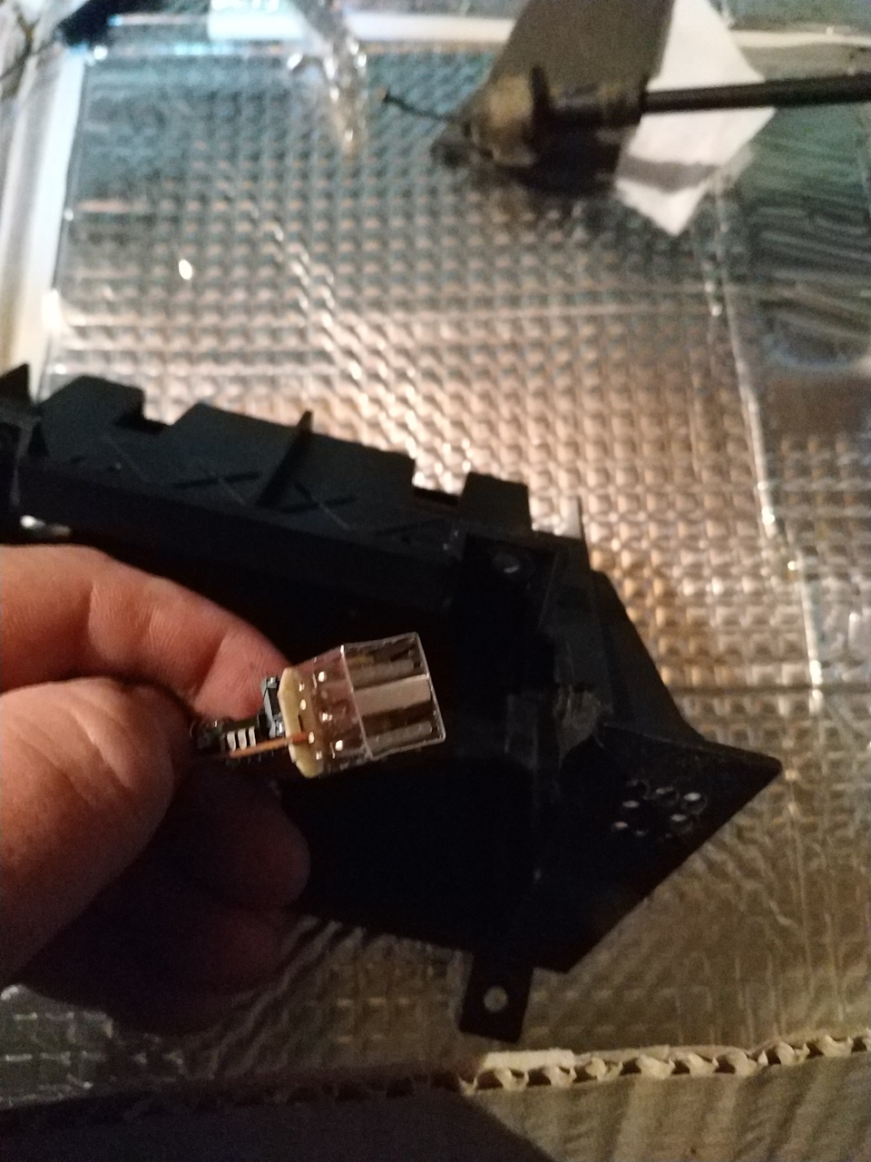 Інстал usb зарядки в пепельницю 2
