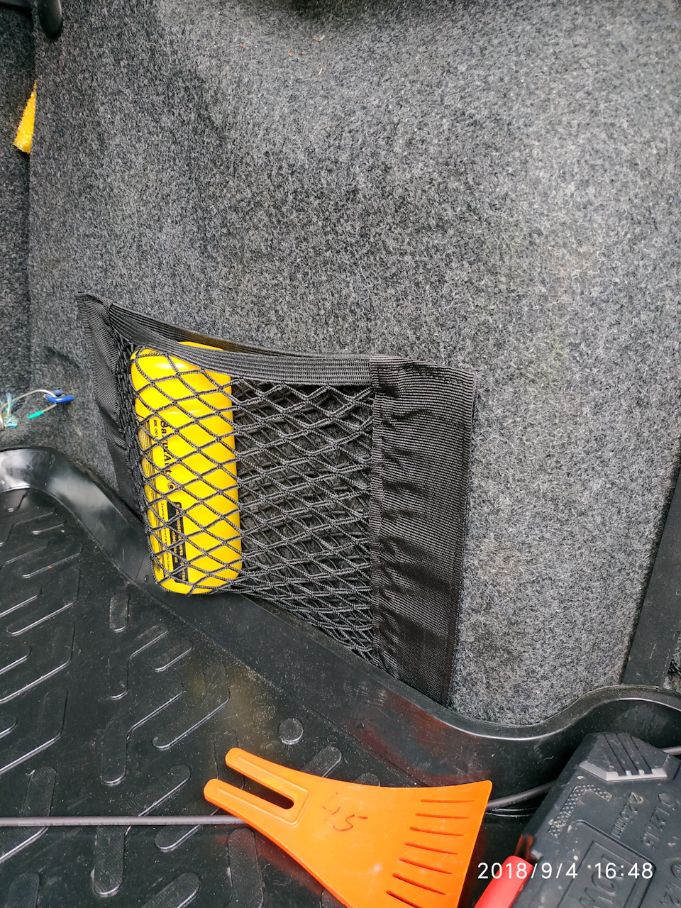 Сітка в багажник, гачок-вішалка та підсвітка багажника 1