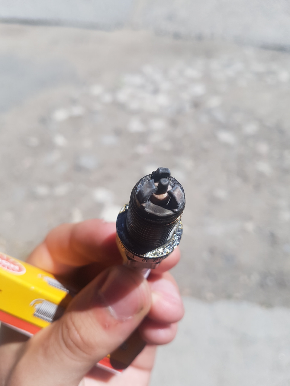 Зміна свічок NGK 2