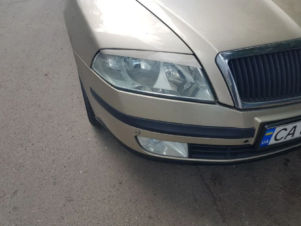 Наклеїв вії і замінив губу