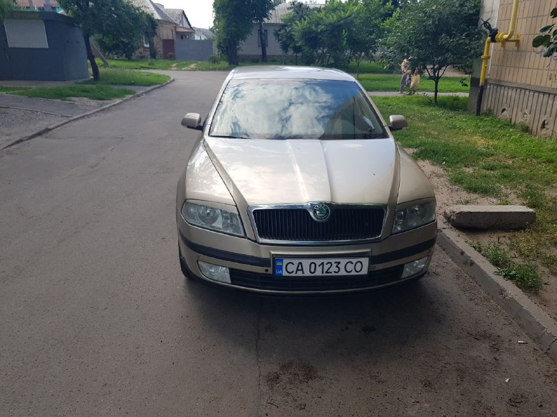 Наклеїв вії і замінив губу 3