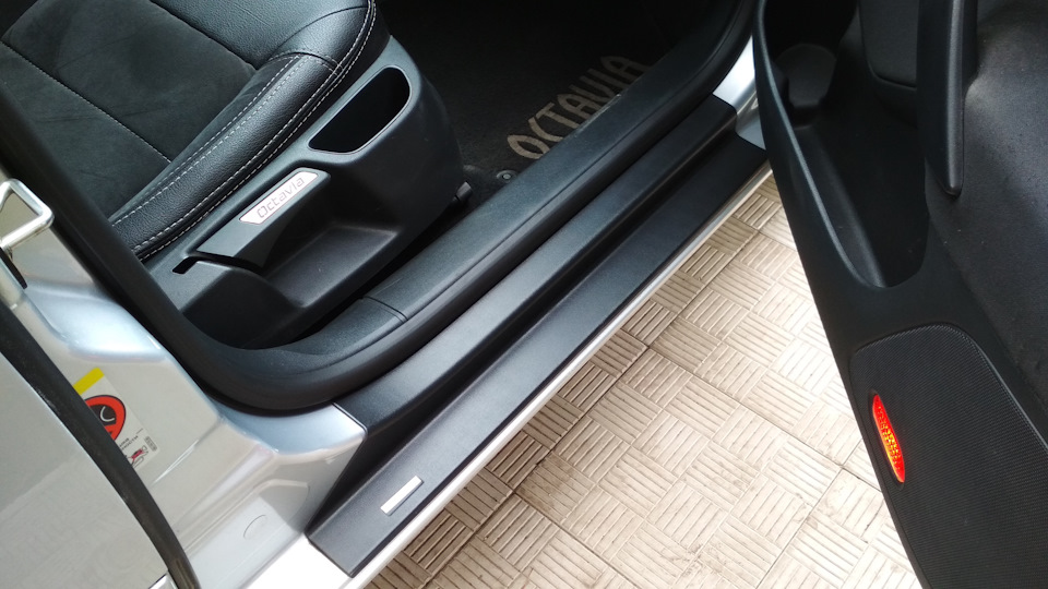 Пластикові накладки на пороги Skoda Octavia A5 5