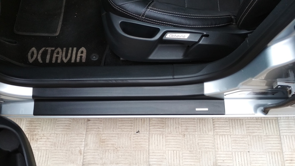 Пластикові накладки на пороги Skoda Octavia A5 2