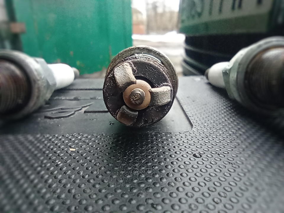 Заміна свічок NGK BKUR6ET-10 4