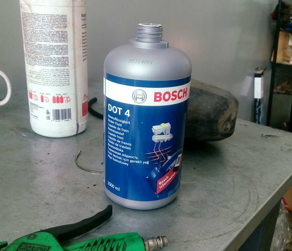Заміна гальмівної рідини DOT 4 Bosch 3