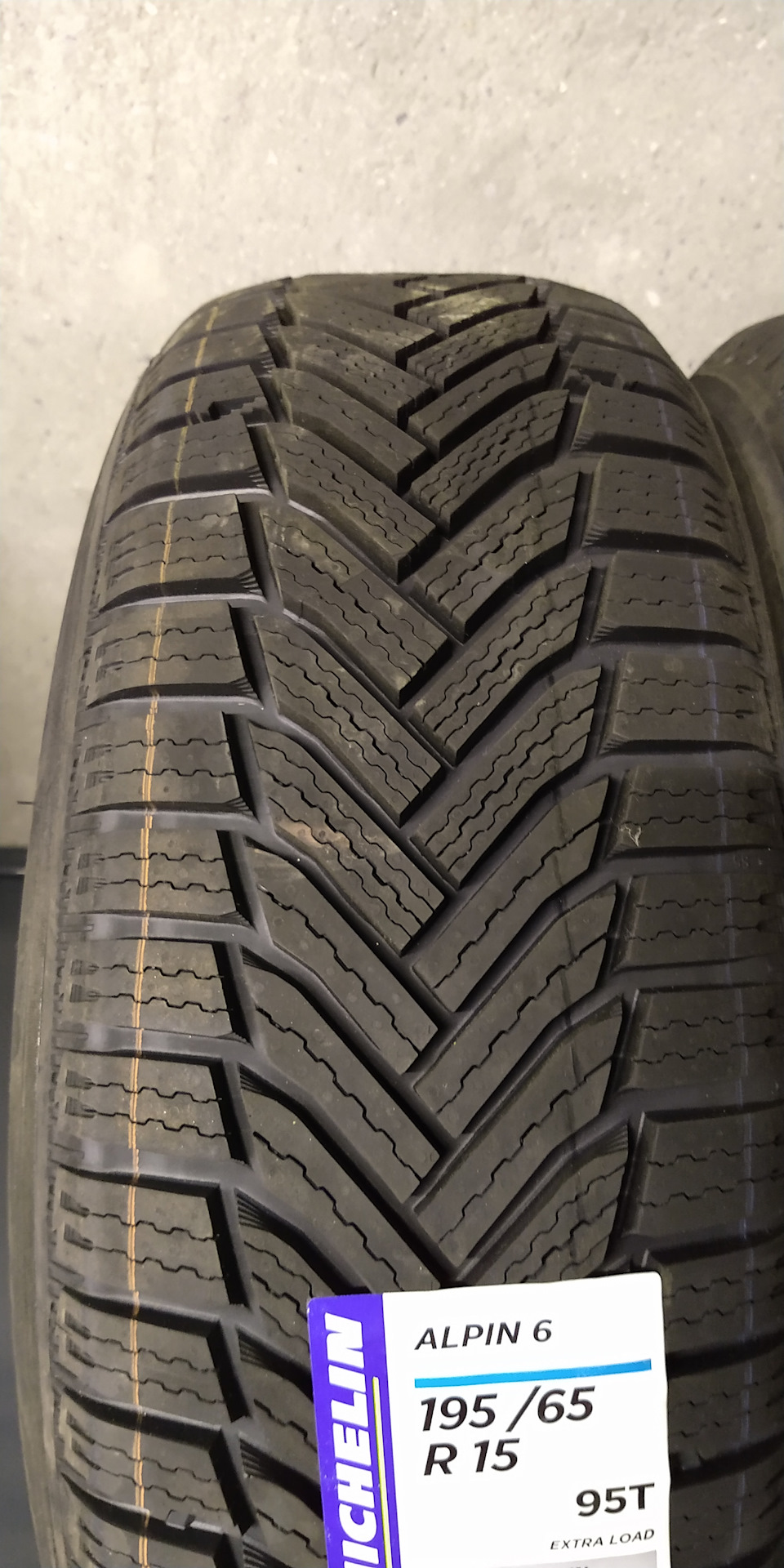 Michelin Alpin 6 195/65 R15. Протектор, Вага шини 3