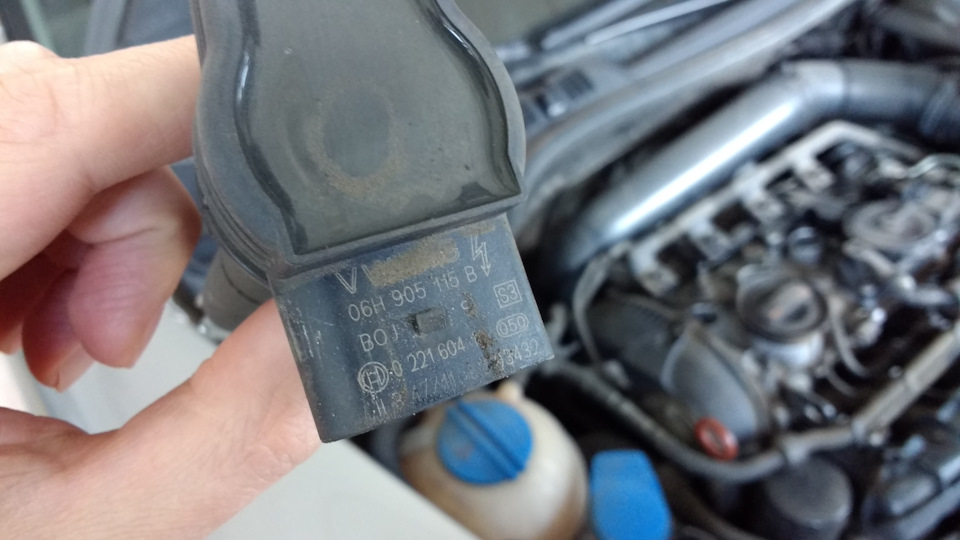 Зміна свічок на 1.8 TSI і як зняти фішку з котушки запалювання. 3
