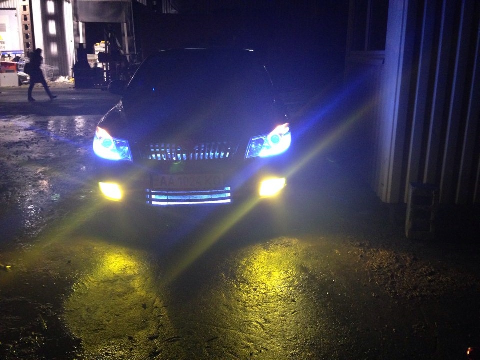 Жовті туманки та підсвічування радіатора 1