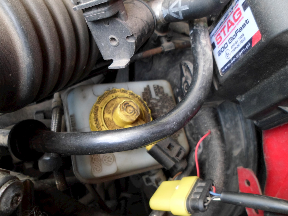 Заміна гальмівної рідини MOTUL DOT 3&4 (DOT 4) 0.5л 2