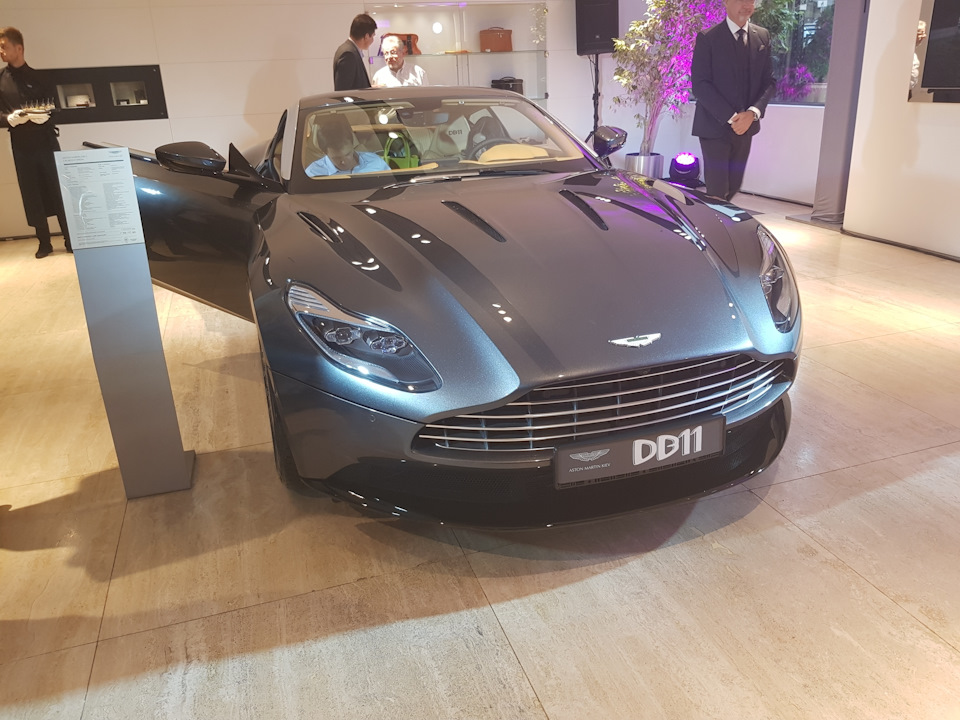 Закрита призентація Aston Martin db11 5