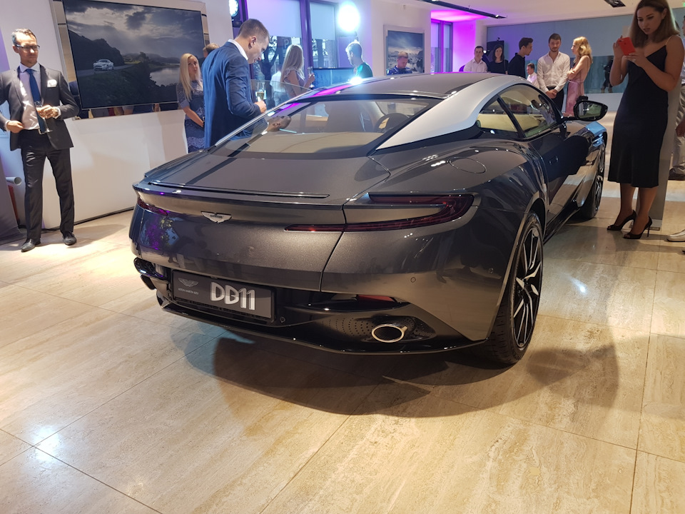Закрита призентація Aston Martin db11 1