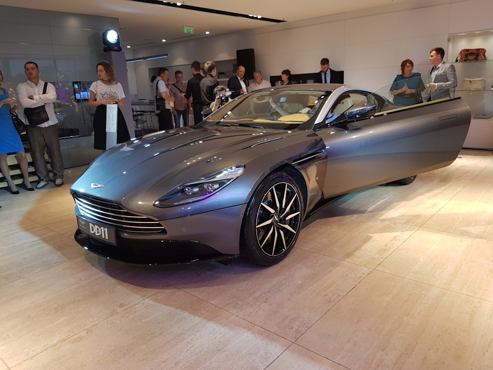 Закрита призентація Aston Martin db11 3