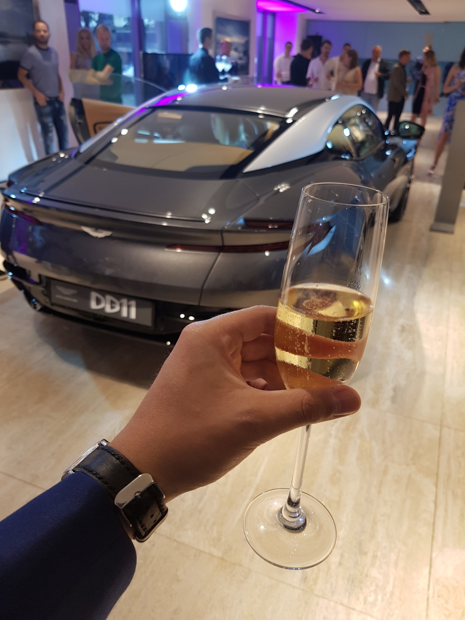 Закрита призентація Aston Martin db11 2