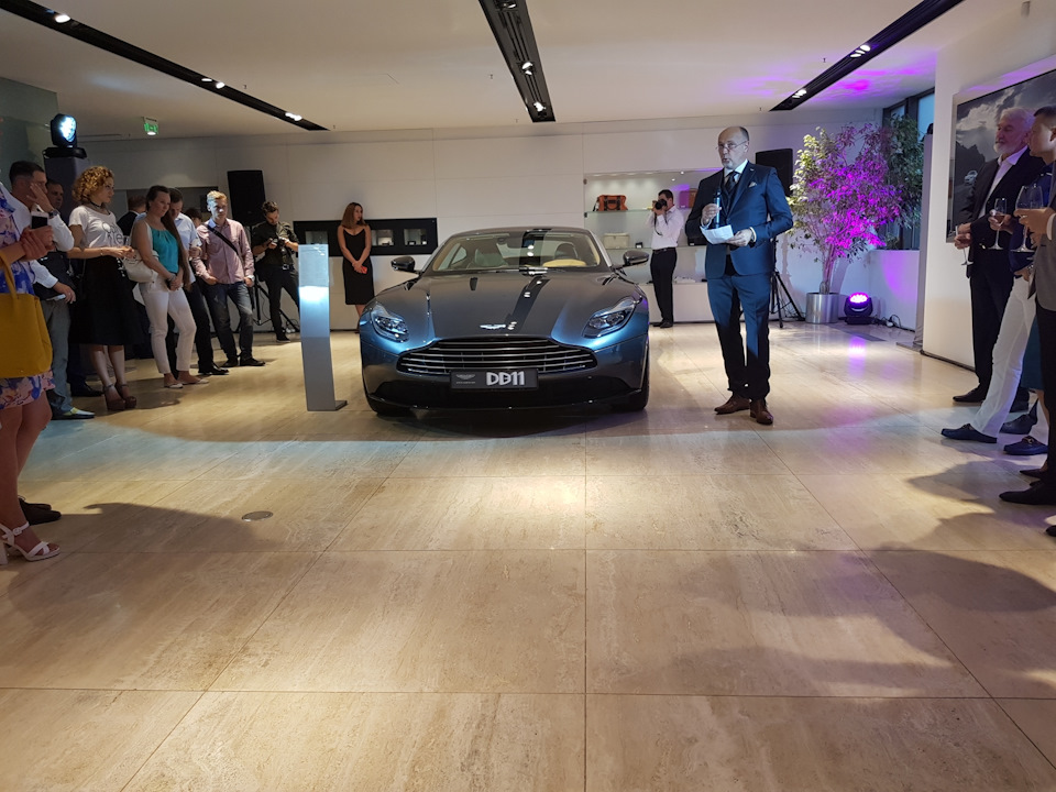 Закрита призентація Aston Martin db11 4