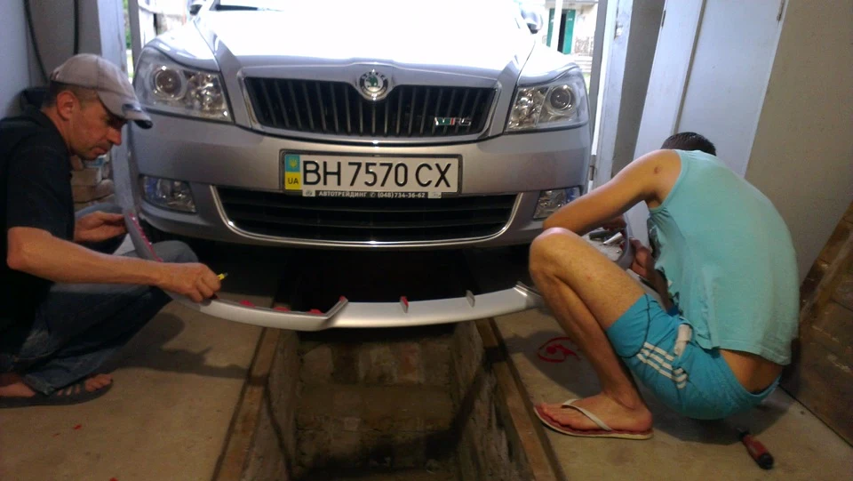 Губа Seat Leon cupra Ч-2
